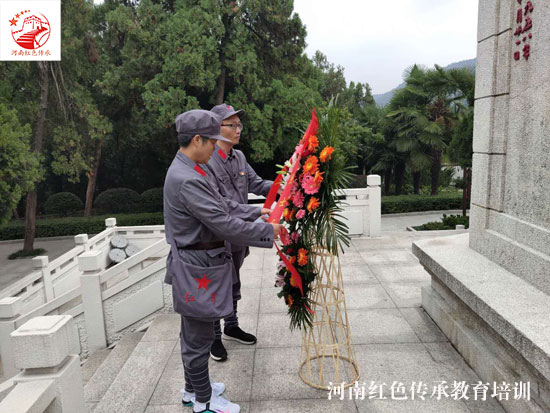 大别山红色教育培训基地敬献花篮.jpg