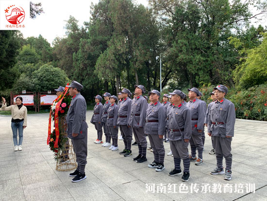 大别山红色教育培训基地敬献花篮.jpg