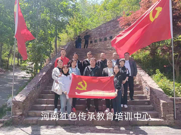 愚公移山精神基地前合影.jpg