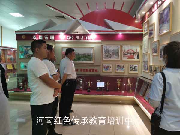 参观南街村红色基地展馆.jpg