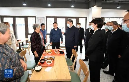 习近平在容东片区南文营社区党群服务中心考察.jpg