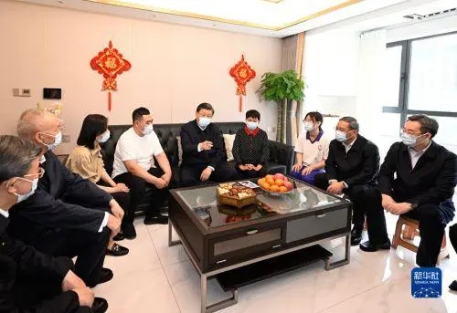 习近平在容东片区南文营社区回迁居民李敬和家中看望.jpg