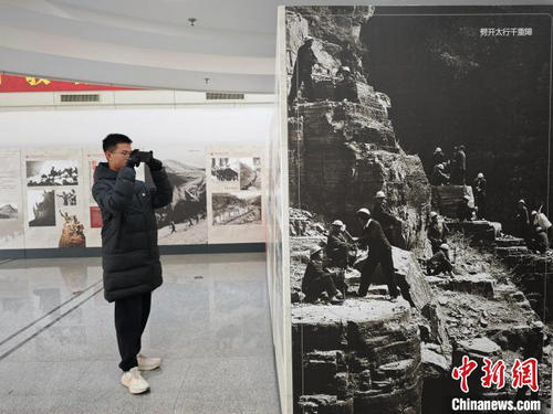 郑州大学学生参观红旗渠精神巡展.jpg