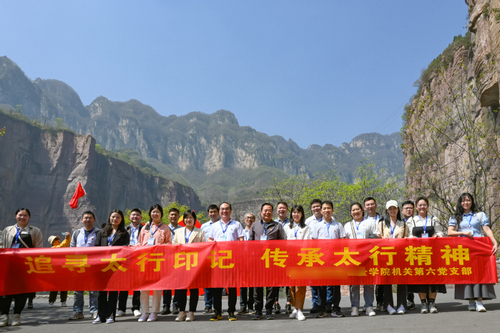 郭亮村挂壁公路.jpg