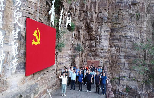 红旗渠青年洞.jpg