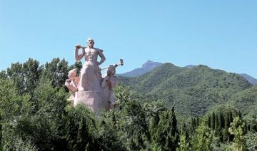 奋进新时代须大力弘扬愚公移山精神，作为中华优秀传统文化的重要标识，愚公移山精神也成为我们党为伟大的理想和事业砥砺奋进的力量。