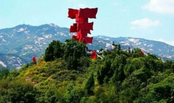 坚守信念是指大别山军民凭借坚定的信仰，在白色恐怖和极其困难的环境条件下，百折不挠，坚守大别山。 