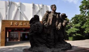 当群众最困难的时候，共产党员要出现在群众面前，和他们同甘共苦