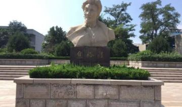 榜样的力量是无穷的，我们应该把群众中这些可贵的东西集中起来，再坚持下去，号召全县社队向他们学习