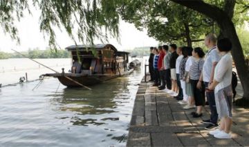 “红船精神”，作为一种革命精神，是以中国共产党建立之初的革命斗争为基础的