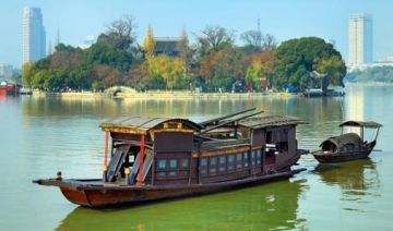 中共一大南湖会议---1919年五四运动以后，马克思主义在中国得到广泛传播，并日益同中国工人运动相结合。